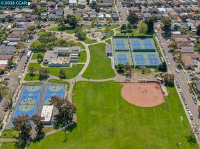 905 61St St, Oakland CA 94608