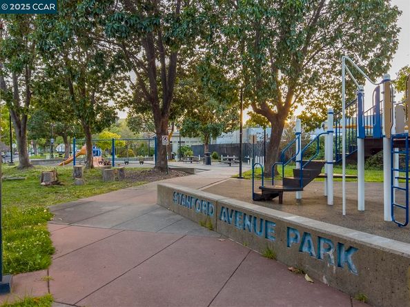 905 61St St, Oakland CA 94608