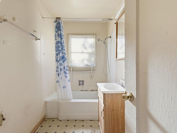 9308 F St, Oakland CA 94603