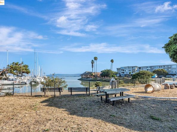 2 Admiral Drive B276, Emeryville CA 94608