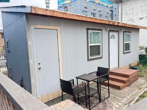 1050 37Th St, Oakland CA 94608