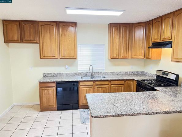 1050 37Th St, Oakland CA 94608