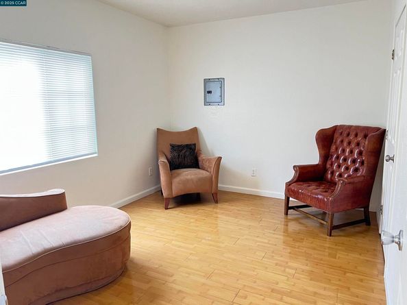 1050 37Th St, Oakland CA 94608
