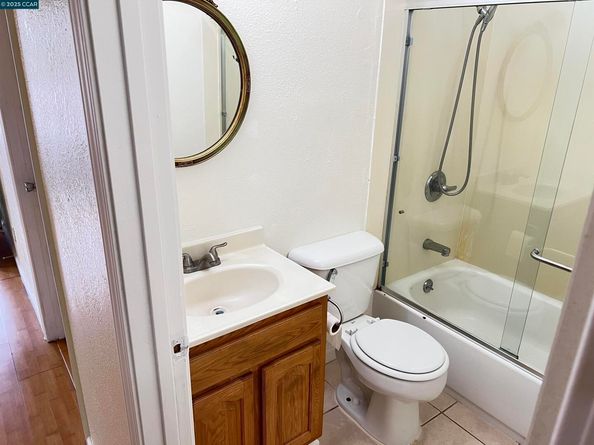 1050 37Th St, Oakland CA 94608