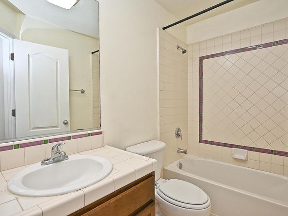 215 Santa Barbara St, San Pablo CA 94806