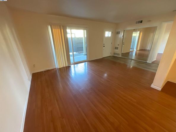 1102 Admiralty Ln, Foster City CA 94404