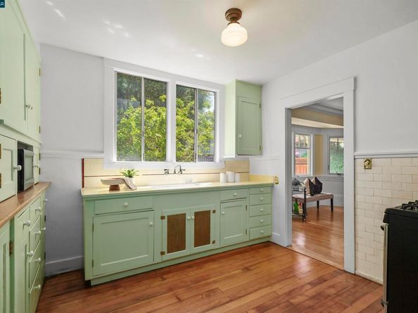 484 Forest St, Oakland CA 94618