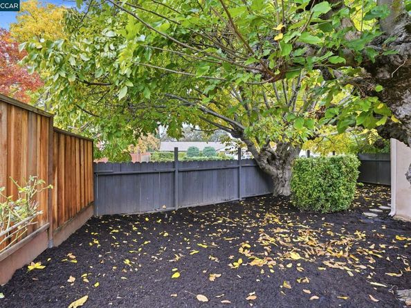 1400 Whitman Rd, Concord CA 94518