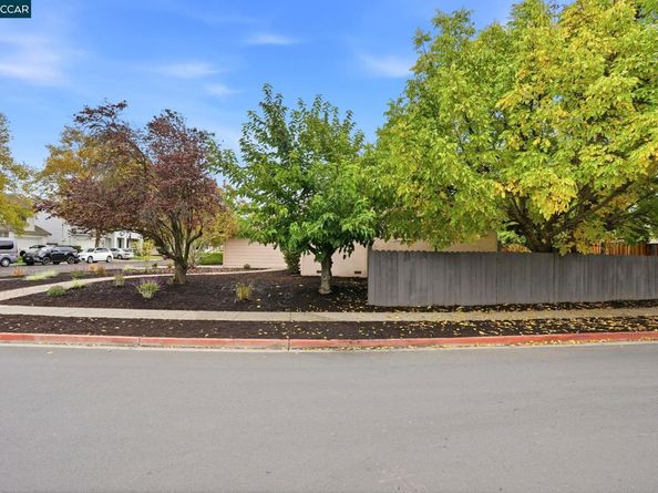 1400 Whitman Rd, Concord CA 94518