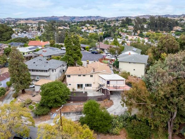 594 Summit Dr, Pinole CA 94564