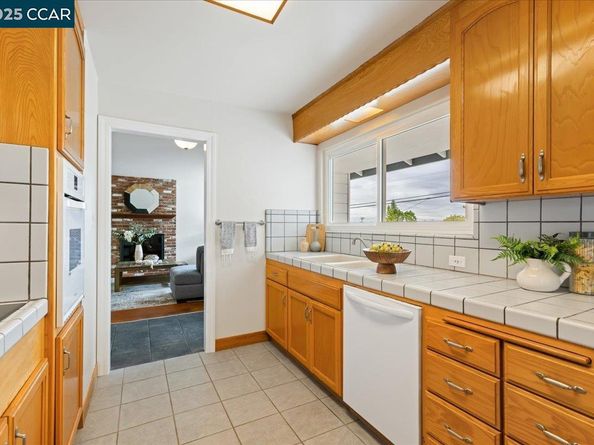 1293 Vistagrand Dr, San Leandro CA 94577