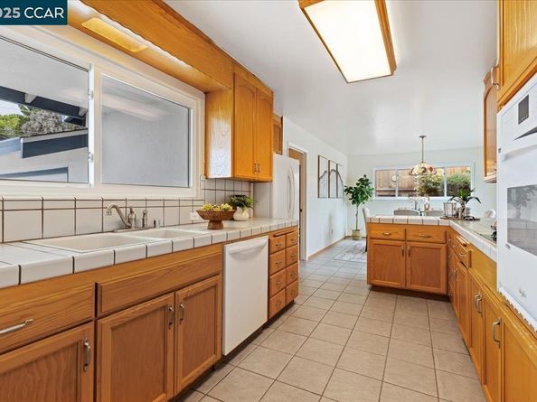 1293 Vistagrand Dr, San Leandro CA 94577