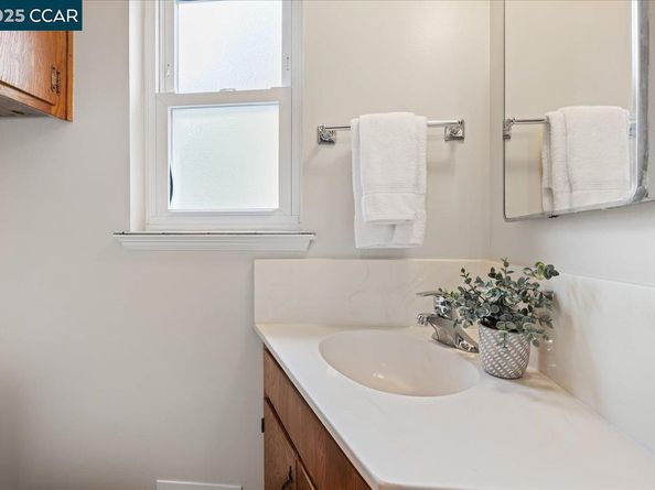 1293 Vistagrand Dr, San Leandro CA 94577