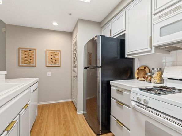 200 Caldecott Ln 206, Oakland CA 94618
