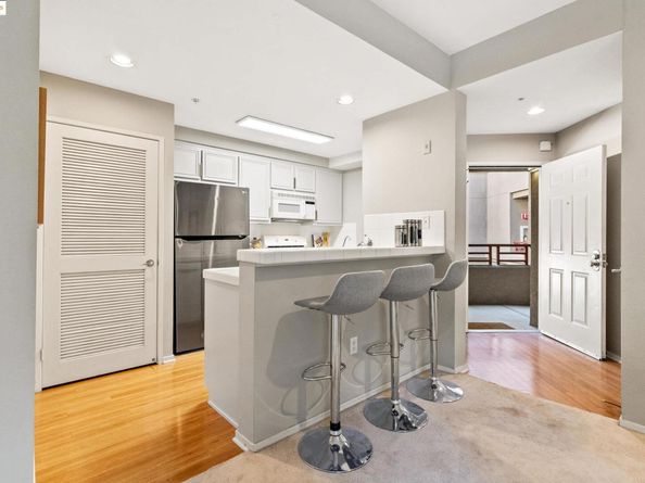 200 Caldecott Ln 206, Oakland CA 94618