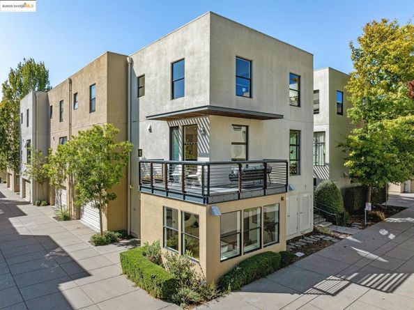 94 City Limits Cir, Oakland CA 94608