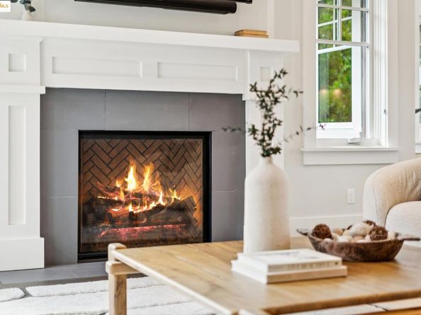 2 EMERY Lane, Oakland CA 94618