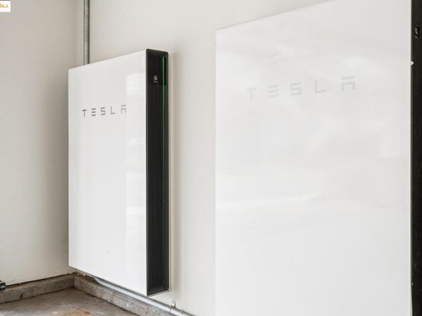 2 EMERY Lane, Oakland CA 94618