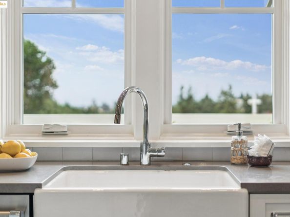 2 EMERY Lane, Oakland CA 94618