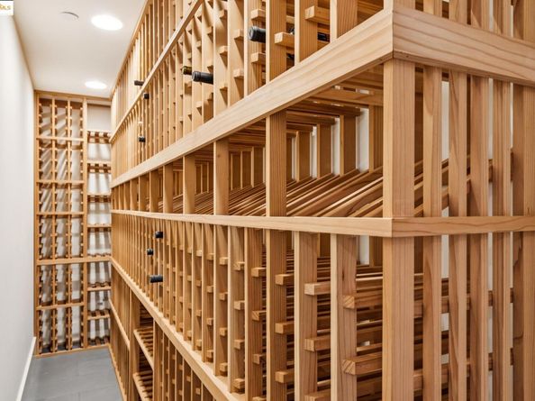 2 EMERY Lane, Oakland CA 94618