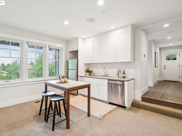 2 EMERY Lane, Oakland CA 94618