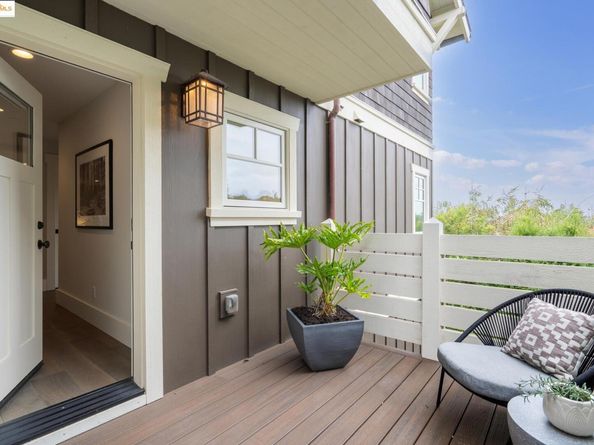 2 EMERY Lane, Oakland CA 94618