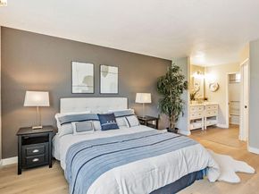 16 Town Sq PL, Oakland CA 94603