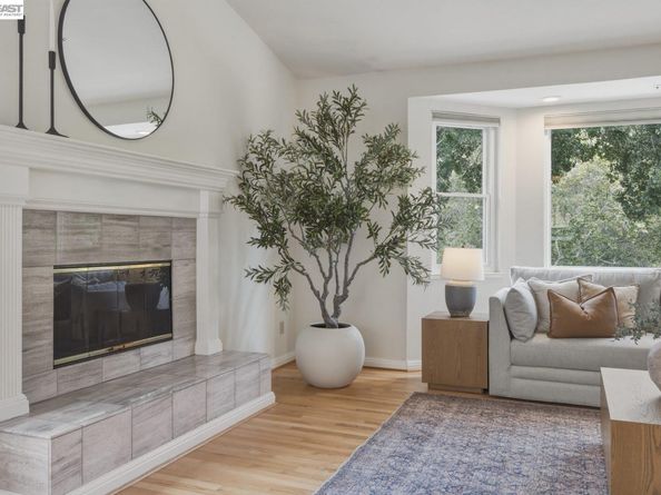 26 Oak Rd, Orinda CA 94563