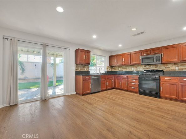 8043 Jamestown, Fontana CA 92336