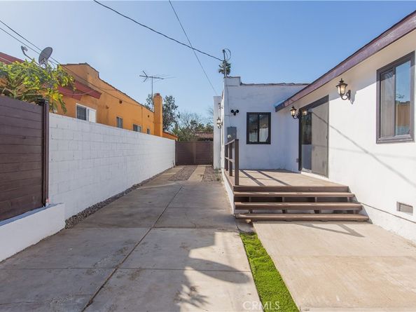 2702 Reynier Avenue, Los Angeles CA 90034