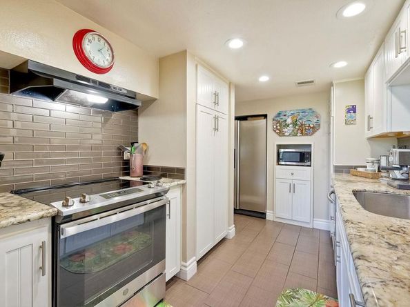 2564 Navarra Drive 213, Carlsbad CA 92009