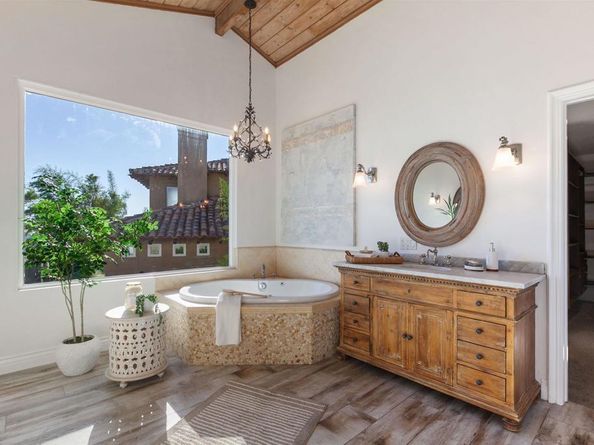 6817 Vianda Ct Court, Carlsbad CA 92009