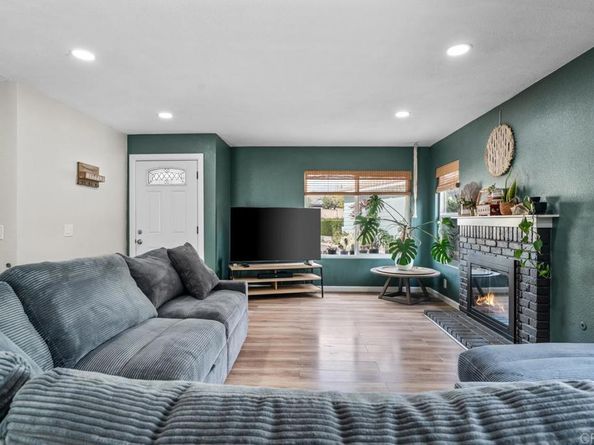 215 Henrietta Ct, San Diego CA 92114