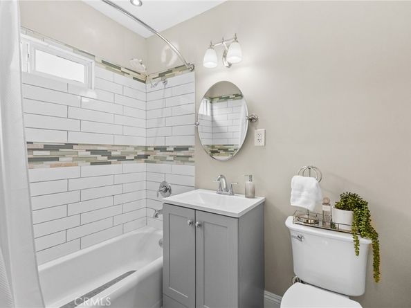 11521 Inglewood Avenue, Hawthorne CA 90250