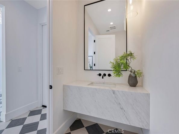 707 Patolita, Corona Del Mar CA 92625