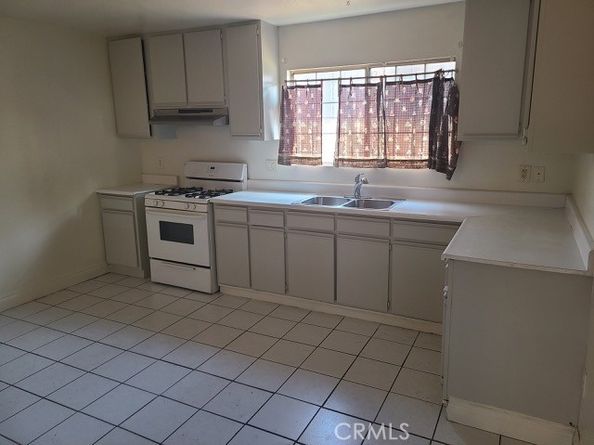 944 W 74th Street W, Los Angeles CA 90044