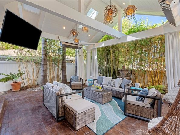 2000 Walnut Avenue, Manhattan Beach CA 90266