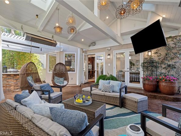 2000 Walnut Avenue, Manhattan Beach CA 90266