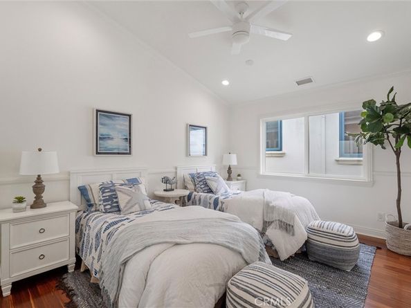 2000 Walnut Avenue, Manhattan Beach CA 90266