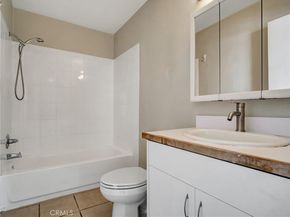 18350 Hatteras 123, Tarzana CA 91356