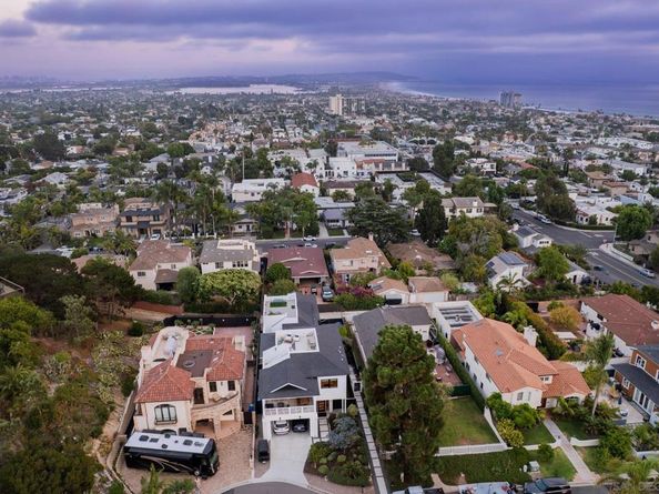 1041 Van Nuys St, San Diego CA 92109