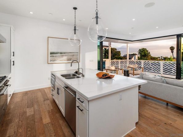 1041 Van Nuys St, San Diego CA 92109