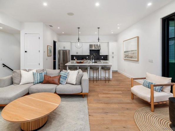 1041 Van Nuys St, San Diego CA 92109