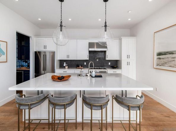 1041 Van Nuys St, San Diego CA 92109