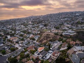1041 Van Nuys St, San Diego CA 92109