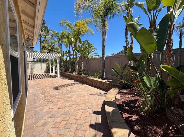 1685 Mountain Pass Cir, Vista CA 92081
