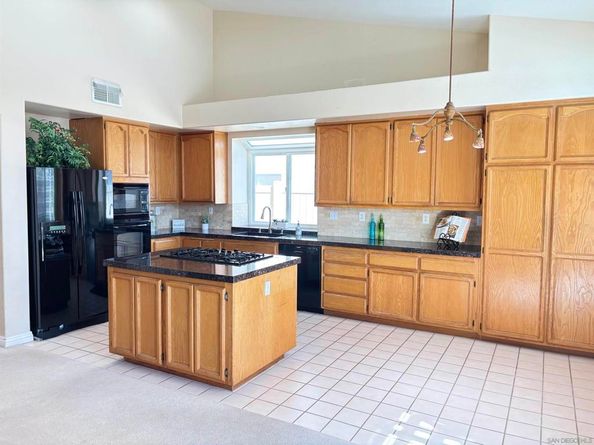 1685 Mountain Pass Cir, Vista CA 92081