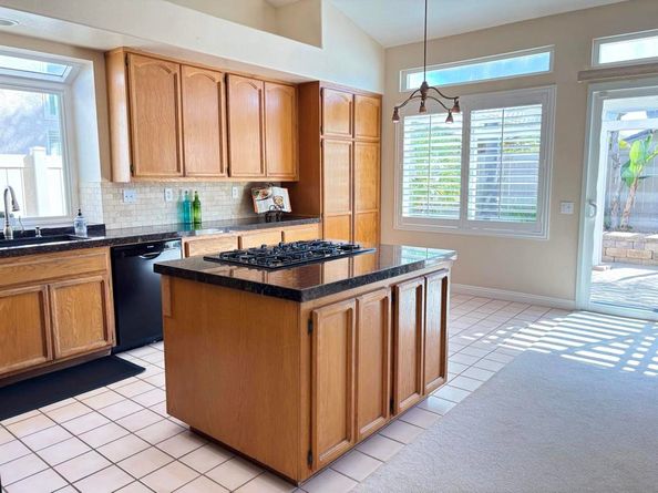 1685 Mountain Pass Cir, Vista CA 92081