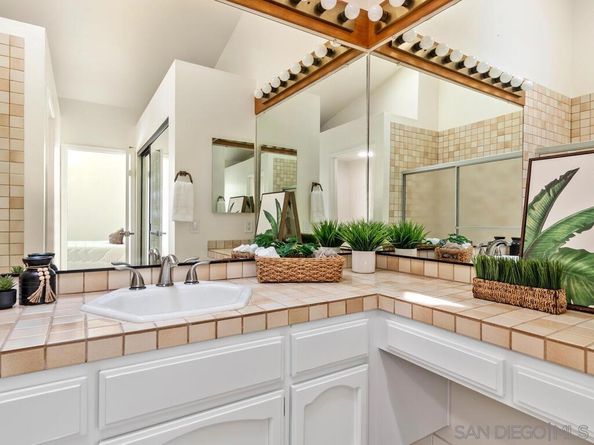 7424 Lantana Terrace, Carlsbad CA 92011