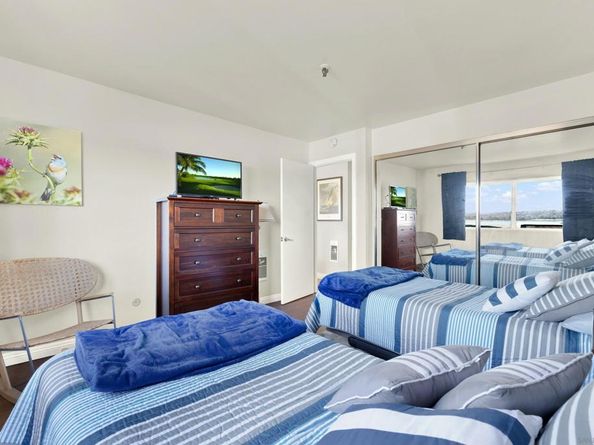 4015 Crown Point Dr 102, San Diego CA 92109